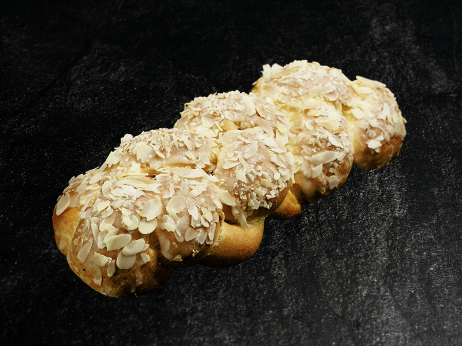 Butterzopf mit Guss und Mandeln